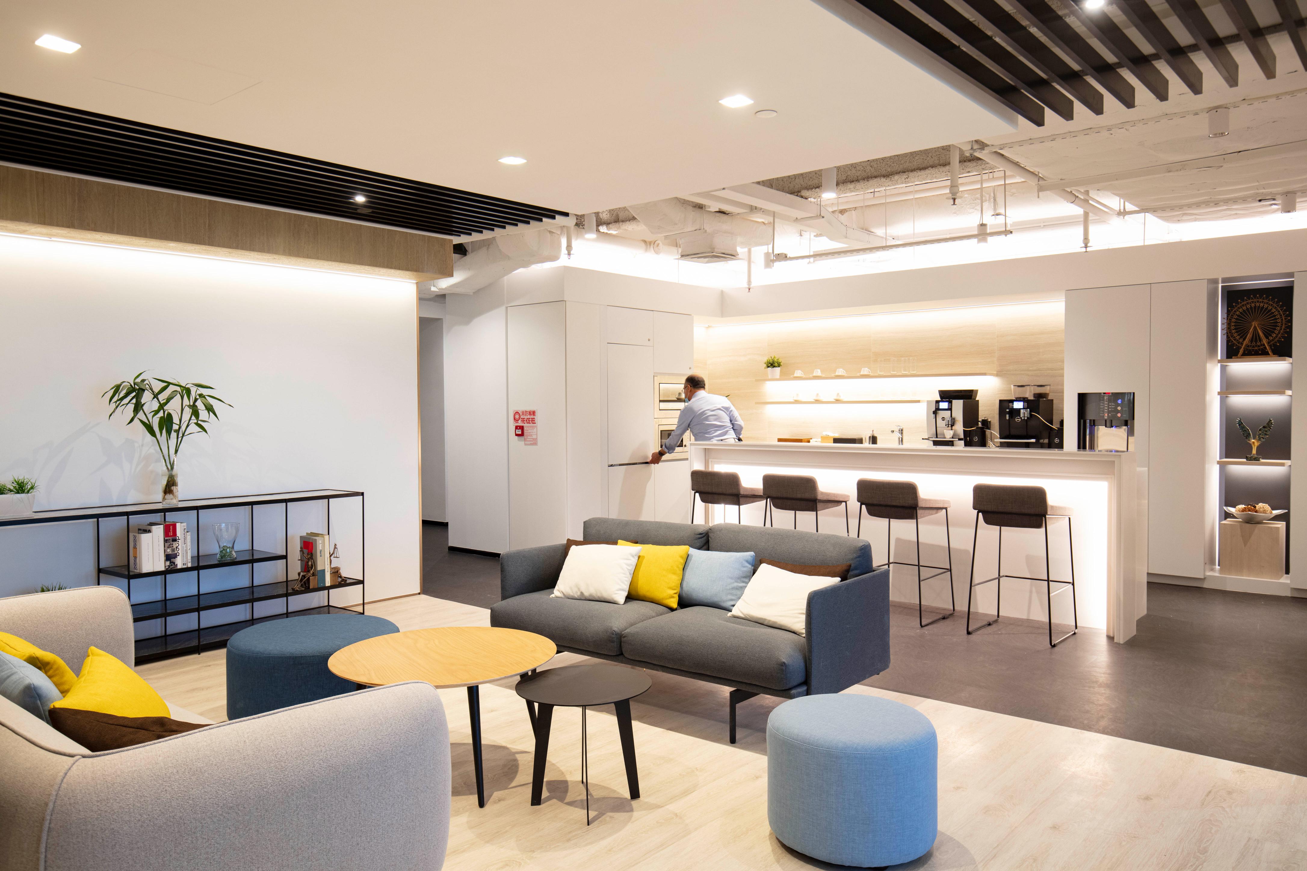 Modern Lounge with Kitchen and Bar Area